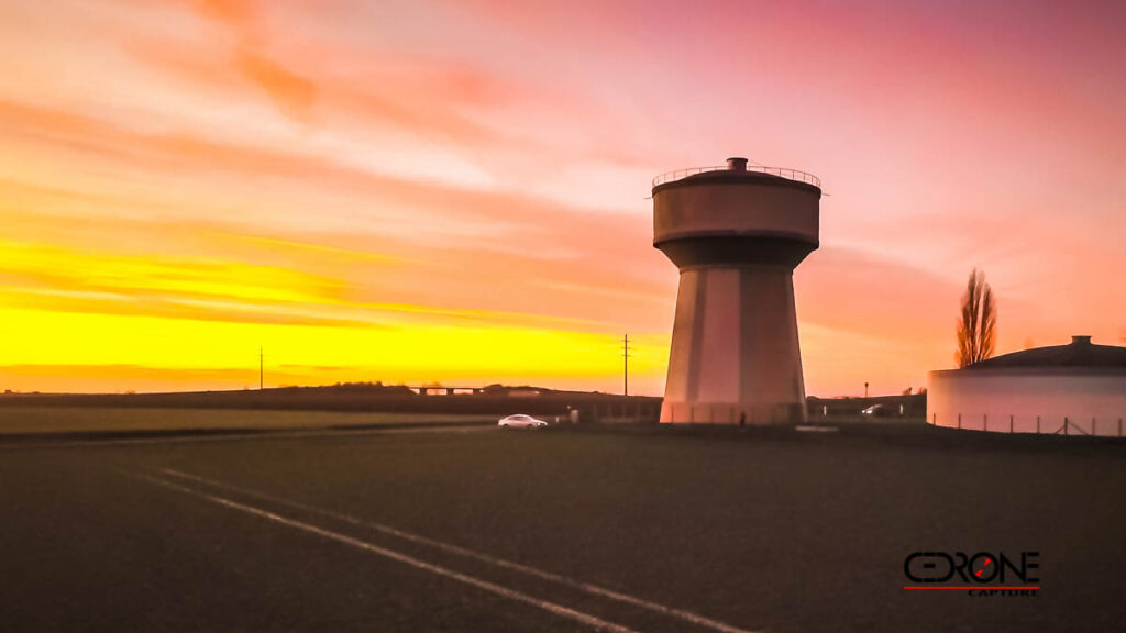 Couche de soleil sur le chateau dea u d estrain